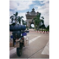 Arch de Triumph Ventienne, Laos.JPG